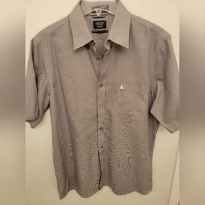 Nordstrom mens short sleeve button down with pocket. Never worn. Large. Gray
